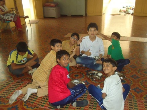 Tuổi trẻ là những chuyến lên đường - 2 Đức Anh đã có những trải nghiệm quý giá khi đi tình nguyện tại Ấn Độ.