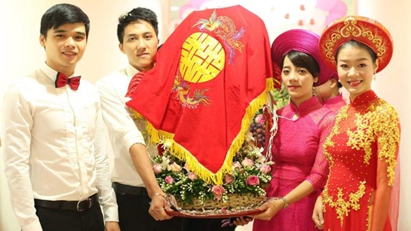 Công việc bê tráp đám cưới giúp nhiều đôi uyên ương có ngày lễ trọn vẹn.