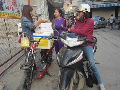 Sinh viên mang “chợ quê” lên giảng đường - 2 Sau hơn hai tháng bán hàng, Linh đã có những vị khách quen