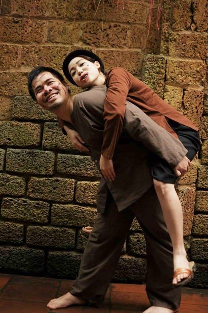 Cười “vỡ bụng” với bộ ảnh cưới đúng chất Chí Phèo - Thị Nở - 6 Theo