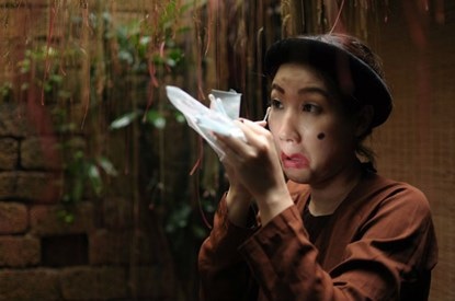 Cười “vỡ bụng” với bộ ảnh cưới đúng chất Chí Phèo - Thị Nở - 1 Cô dâu tự tay trang điểm cho mình.