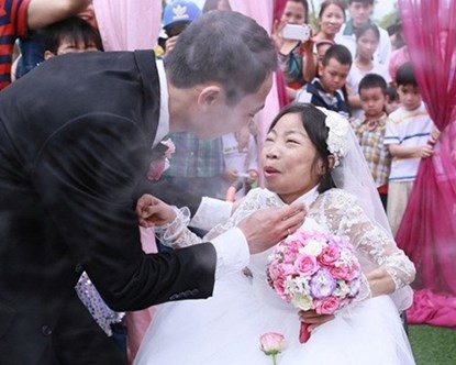Chuyện tình cổ tích bắt đầu ở một thế giới khác - 1 Câu chuyện tình yêu của chị Loan và anh Vượng khiến hàng triệu khán giả Việt rơi nước mắt
