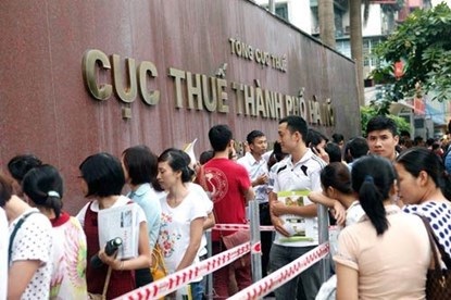 Hà Nội lý giải vì sao “siết” người ngoại tỉnh thi công chức - 1 Thí sinh xếp hàng nộp hồ sơ trước Cục Thuế Hà Nội chiều 15/8/2014