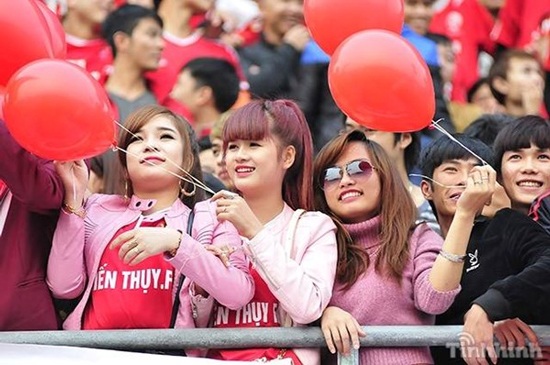Fan nữ giống Đông Nhi cổ vũ Công Phượng gây sốt - 4 Fan nữ giống Đông Nhi gây bão Facebook.