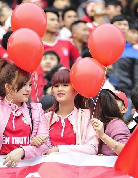 Fan nữ giống Đông Nhi cổ vũ Công Phượng gây sốt - 2 Fan nữ giống Đông Nhi gây bão Facebook.