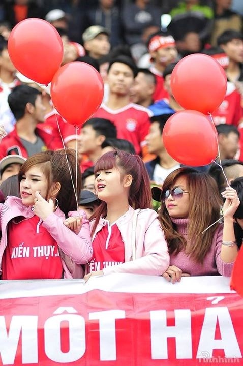 Fan nữ giống Đông Nhi cổ vũ Công Phượng gây sốt - 1 Fan nữ giống Đông Nhi gây bão Facebook.