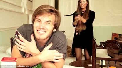 Chàng trai kiếm 83 tỷ đồng/năm nhờ game và youtube - 4 Video nổi nhất của Marzia có sự góp vai của cô và Felix