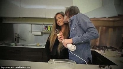 Chàng trai kiếm 83 tỷ đồng/năm nhờ game và youtube - 5 Felix Kjellberg hiện đang sống chung với