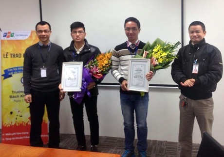 28 sinh viên nhận học bổng Kết nối năm học 2014-2015 - 1 SV Nguyễn Quý Đạt và Nguyễn Hải Nam nhận giấy chứng nhận học bổng Kết nối.