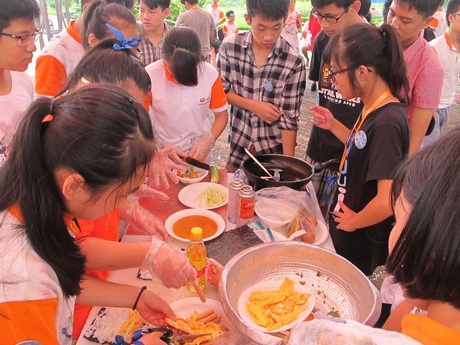 “Võ” dạy con làm việc nhà - 2 Học sinh nội trú nấu nướng trong hoạt động ngoại khoá tại trường