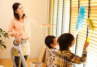 “Võ” dạy con làm việc nhà - 1 Ngày càng hiếm cảnh con cái cùng chịu làm việc nhà với bố mẹ