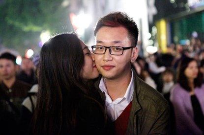 Các cặp tình nhân hôn nhau trước thềm năm mới - 13 Những cái hôn trộm, vội vàng trao cho nhau