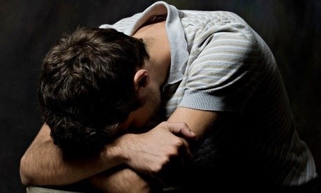 "Ném đá hội đồng"- Sự nguy hiểm của cư dân mạng - 2 Anh chàng trong câu chuyện đã bị cư dân mạng nhanh chóng tìm thấy và ném đá nhiệt tình.