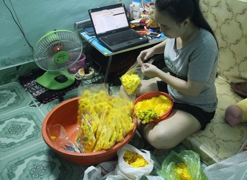 Rộn ràng mùa việc - 1 Thanh Hiền (ĐH Tài chính Marketing) đang hoàn tất số hoa cuối cùng để kịp giao.