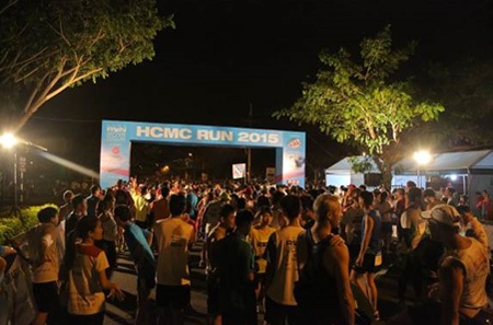 Ấn tượng hàng nghìn người "cháy hết mình" với HCMC Run 2015 - 1 Ngay từ sáng sớm, các thí sinh đã bắt đầu tập trung đông đủ tại khu vực Cresent Mall, Q.7