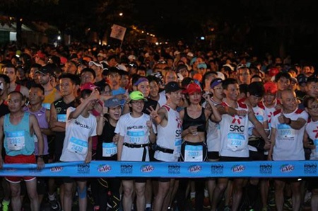 Ấn tượng hàng nghìn người "cháy hết mình" với HCMC Run 2015 - 2 Ngay từ sáng sớm, các thí sinh đã bắt đầu tập trung đông đủ tại khu vực Cresent Mall, Q.7