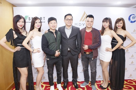 Công ty MDViệt ra mắt, dàn sao Bắc Nam tưng bừng đến chung vui - 9 Ca sĩ Bằng Cường do bận lịch diễn nên đã nhờ quản lí của mình đến chúc mừng và tặng quà.