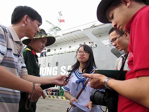 Nữ sinh làm thơ yêu biển đảo, mê Trường Sa - 1 Nữ sinh làm thơ yêu biển đảo, mê Trường Sa