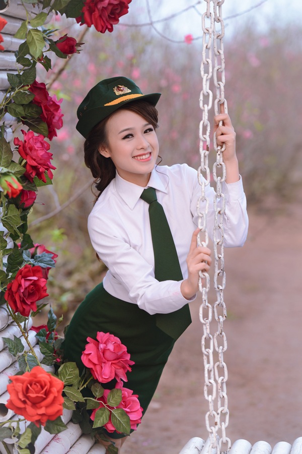 Ngắm nữ phát thanh viên quân đội xinh đẹp trong vườn xuân - 8 Hoài Thư
