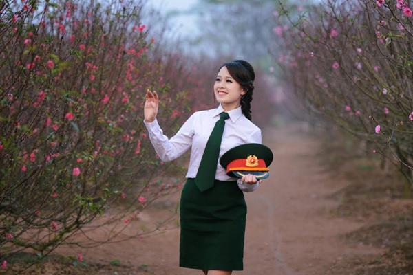 Ngắm nữ phát thanh viên quân đội xinh đẹp trong vườn xuân - 6 Hoài Thư