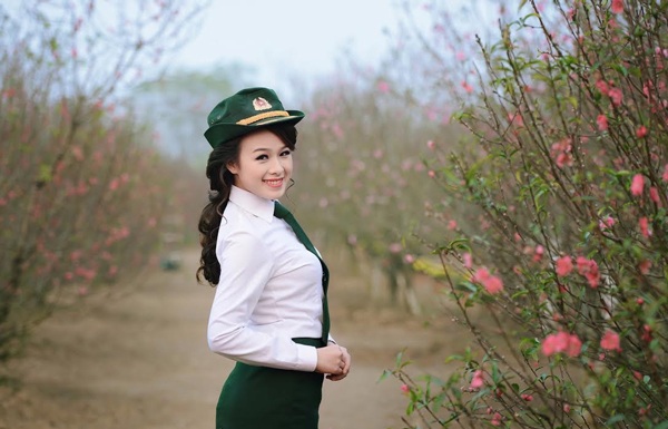 Ngắm nữ phát thanh viên quân đội xinh đẹp trong vườn xuân - 4 Hoài Thư