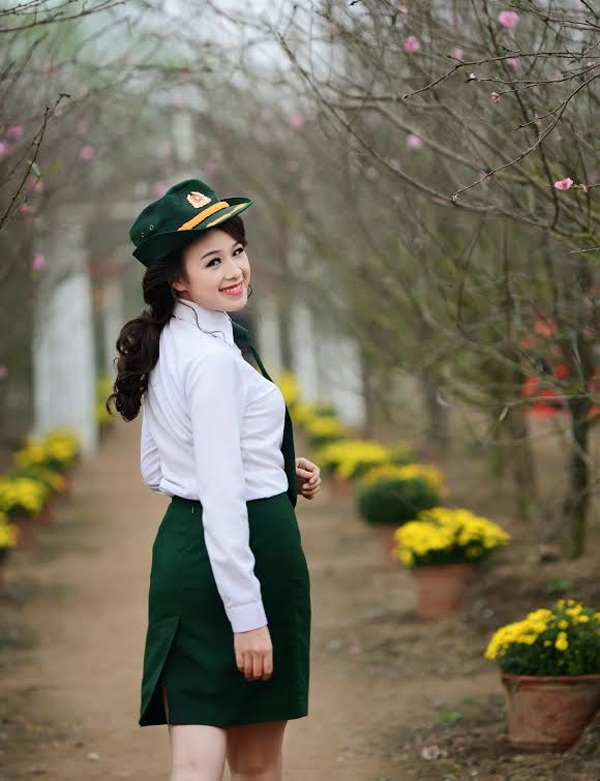 Ngắm nữ phát thanh viên quân đội xinh đẹp trong vườn xuân - 5 Hoài Thư