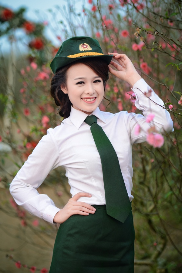Ngắm nữ phát thanh viên quân đội xinh đẹp trong vườn xuân - 3 Hoài Thư