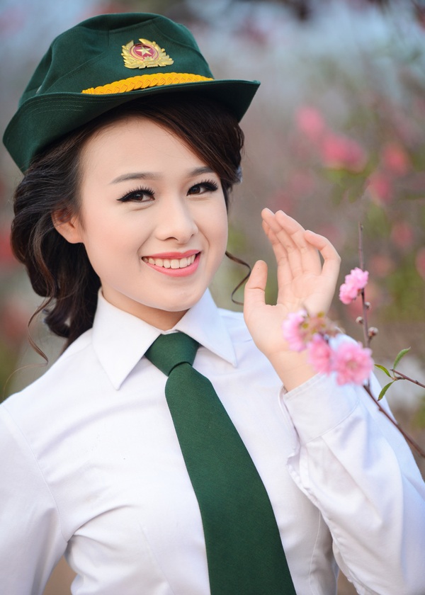 Ngắm nữ phát thanh viên quân đội xinh đẹp trong vườn xuân - 1 Ngắm nữ phát thanh viên quân đội xinh đẹp trong vườn xuân