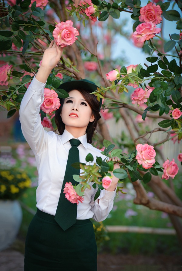 Ngắm nữ phát thanh viên quân đội xinh đẹp trong vườn xuân - 10 Hoài Thư