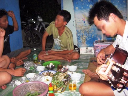 Sinh viên và vòng xoáy nhậu nhẹt: Nhậu và... “chém gió” - 1 Một trong những bữa nhậu của những nam sinh viên Hà Nội.