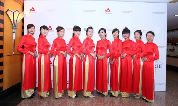 Nỗi niềm của những nữ sinh làm PG - 2 Lê Thị Thủy chụp ảnh lưu niệm cùng đồng nghiệp khi làm việc.