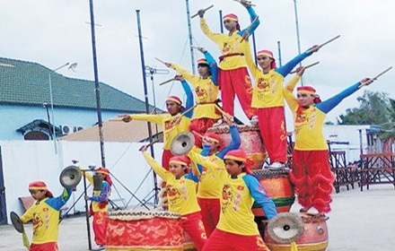 Lân nữ với 5 kỷ lục Việt Nam - 1 Lê Yến Quyên (đứng trước đánh trống) cùng đồng đội lân sư rồng .