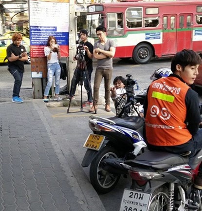 Chàng xe ôm Thái Lan gây sốt vì điển trai - 1 Chàng xe ôm Dechapat nổi tiếng sau khi xuất hiện trên truyền hình.