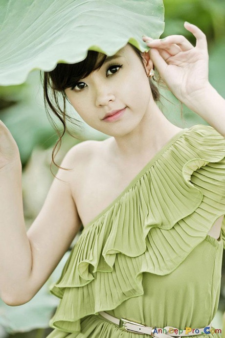 Những hot girl có nhan sắc tỷ lệ nghịch chiều cao - 5 Midu