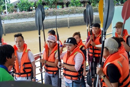 Đầu năm, chèo thuyền kayak - 1 Các bạn trẻ được huấn luyện viên hướng dẫn trước khi bước vào chơi thuyền kayak.