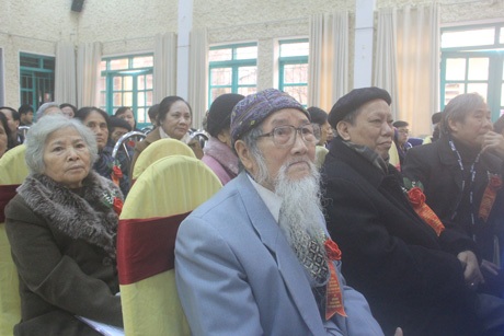 Nhiều thế hệ kỳ cựu của trường về dự lễ kỷ niệm.