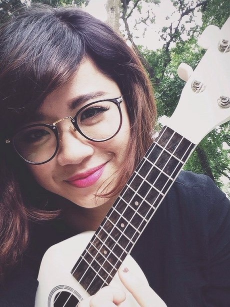 Nữ MC duyên dáng trưởng thành từ sân khấu sinh viên - 12 Trang còn là “cây” hát trong một nhóm nhạc acoustic đã 3 năm.