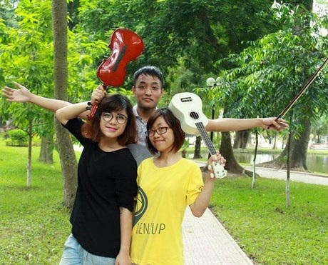 Nữ MC duyên dáng trưởng thành từ sân khấu sinh viên - 13 Trang còn là “cây” hát trong một nhóm nhạc acoustic đã 3 năm.
