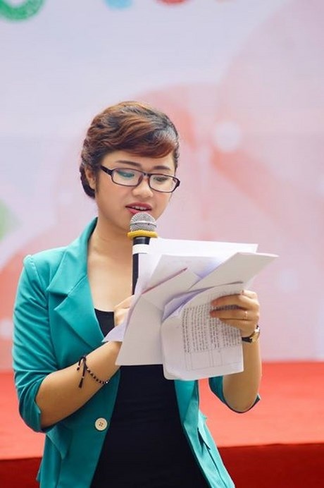 Nữ MC duyên dáng trưởng thành từ sân khấu sinh viên - 7 Huyền Trang đảm nhận nhiều vị trí trong BCH Đoàn trường ở ĐH Ngoại ngữ.