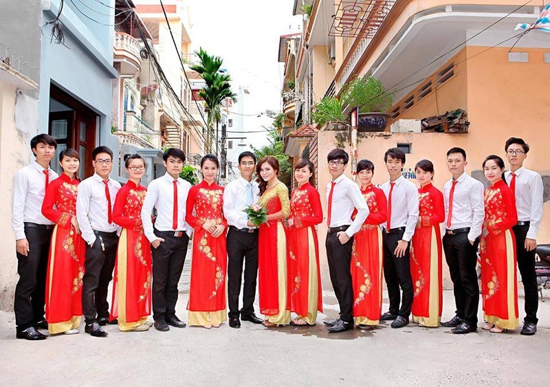 Sinh viên bê tráp và chuyện duyên còn hay mất - 2 Phương Hạnh – Thứ 6 từ trái sang cùng các bạn trong đội bê tráp .