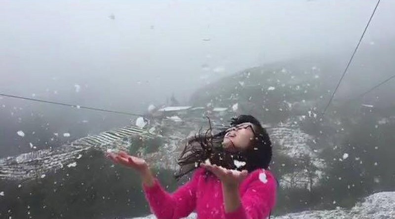 Bạn trẻ thích thú chơi tuyết.