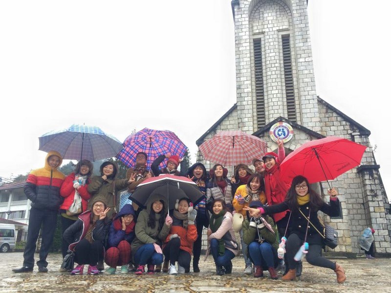 Xây chuột tuyết trên nóc ô tô.