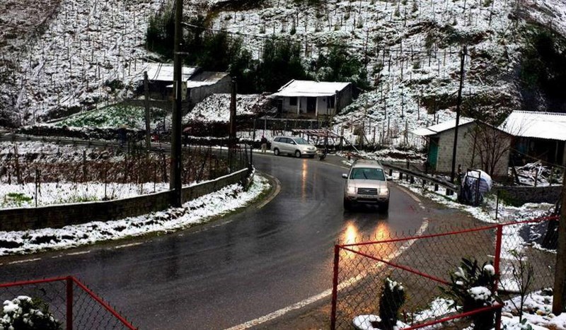 Cây cối, mái nhà, triền núi ở Sa Pa đã chìm trong tuyết trắng vào sáng 10/1