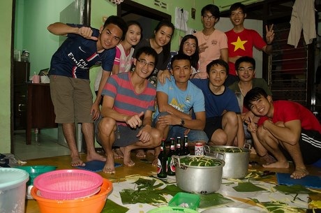 Tết của những người con đất Việt tại Indonesia - 4 Du học sinh Việt tại tại Bandung – Indonesia hào hứng gói bánh chưng.