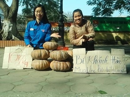 Sinh viên rủ nhau đi buôn gây quỹ từ thiện - 1 Các thành viên của CLB tình nguyện Hope bán ngô, bí đỏ lấy tiền làm từ thiện
