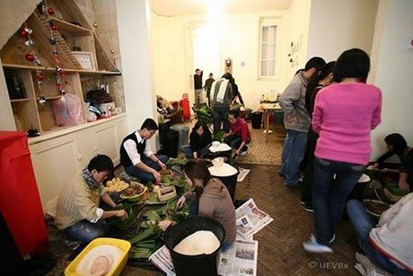 Những chiếc bánh chưng xanh vuông vức ra đời.