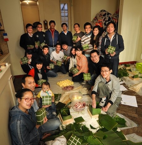 Sinh viên “làng nho” Bordeaux khoe bánh chưng xanh ngày Tết