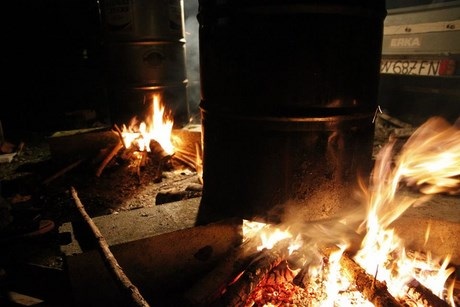 Đỏ lửa luộc bánh chưng giữa đêm đông Pháp.