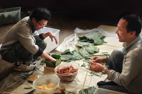 Sinh viên “làng nho” Bordeaux khoe bánh chưng xanh ngày Tết