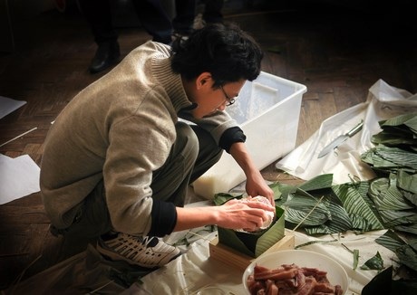 Những chiếc bánh chưng xanh vuông vức ra đời.